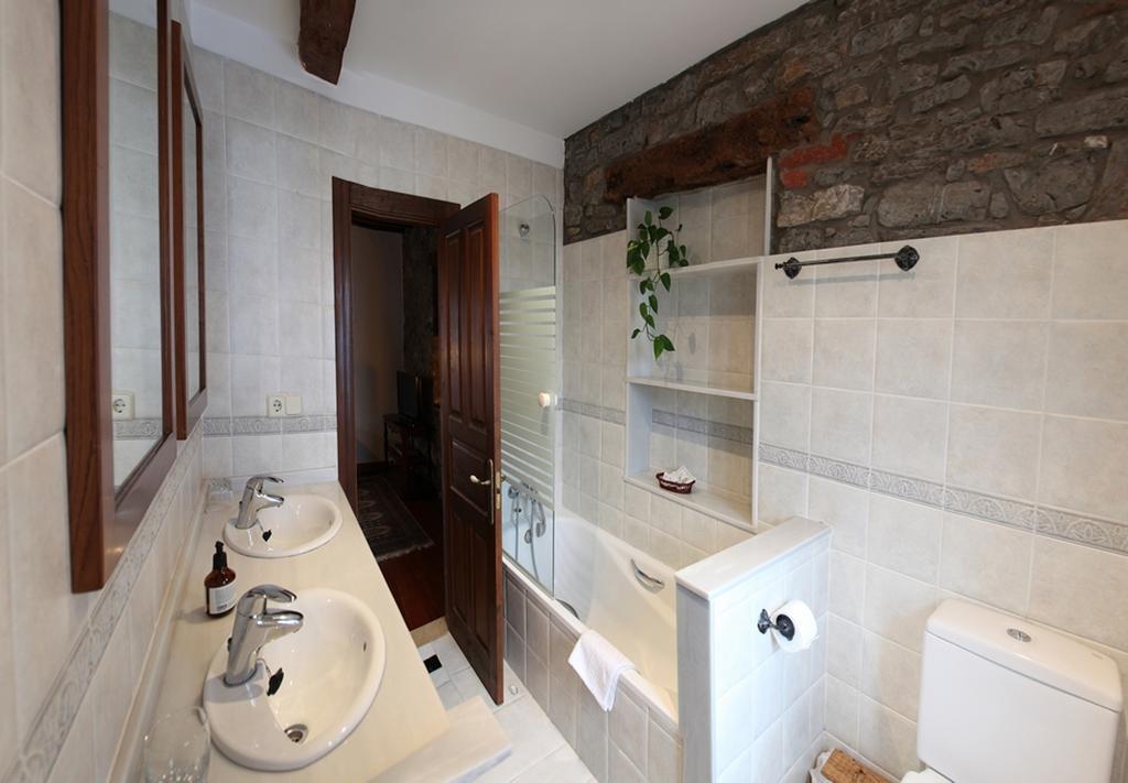 Hotel Casa de Aldea La Pumariega Caces Habitación foto